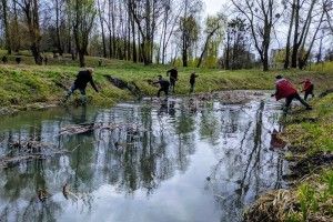 Кількасот лучан вийшли сьогодні на прибирання парку імені 900-річчя Луцька