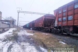 Вирішили скоротити шлях: 19-річного хлопця з Рівненщини вдарило струмом напругою близько 27 тисяч вольт