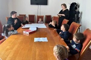 У Ковелі арт-терапевтичні заняття для дітей-переселенців проводить фахівець з Ізраїлю