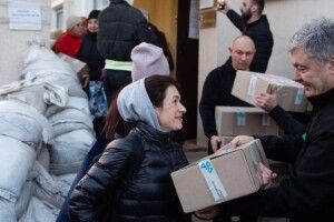 У волонтерський центр в Дніпрі, куди щодня приходять сотні біженців, привезли кілька машин гуманітарного вантажу – Порошенко