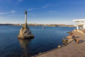 Мешканці окупованого Севастополя масово скуповують товари (Відео)