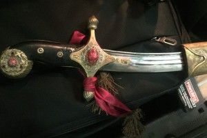 Українські політики ходять до шаманів, а прокурори – чіпляють собі шаблі на дітородні органи