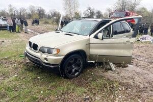 Дістали тіла хлопців, що потонули на БМВ в озері: в поліції розповіли деталі трагедії на Рівненщині (Фото)
