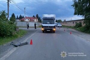 На Волині 11-річний хлопчик на самокаті потрапив під колеса вантажівки
