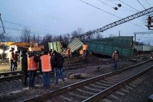 В Україні затримується рух поїздів: з рейок зійшли вагони 