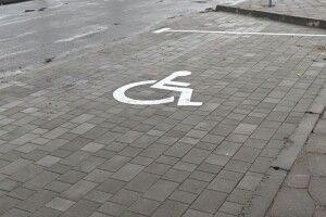 Безбар'єрність для ветеранів: на Волині оновили автостоянку для маломобільних груп 