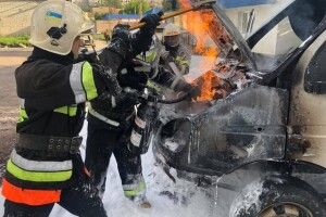 У Рівному автомобіль на газі палав біля автозаправної колонки (Відео, фото)