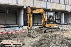 Чоловіка діставали з майже 2-метрової глибини: повідомили деталі інциденту на стадіоні у Рівному (Фото)