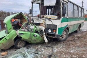 Автобус розчавив автомобіль: загинув 57-річний водій