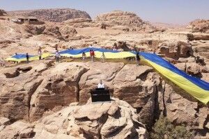 Євген Хмара розгорнув 30-метровий прапор України в Йорданії і заграв державний гімн (Фото. Відео)