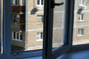 Дівчинка у Рівному випала з вікна, бо хотіла втекти з дому