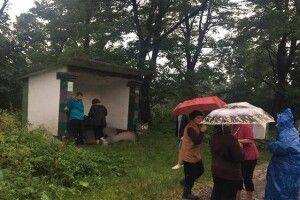 Блискавка вбила трьох людей на автобусній зупинці