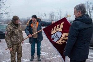 Ці хлопці множать на нуль «другу армію світу» у Соледарі – Порошенко привіз 46-й бригаді почесний прапор і коїни