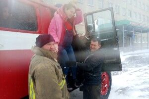 Бійці ДСНС допомогли породіллі дістатися до пологового будинку через снігові замети (Фото)