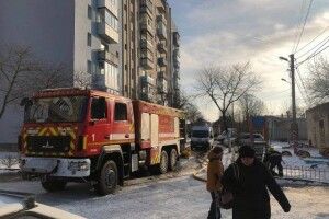 Закоптило пів вулиці: У Луцьку в обід горіла лазня (Відео)