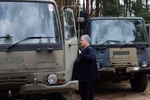 Маємо швидко забезпечити умови для контрнаступу: Порошенко на кордоні з Польщею показав  британські вантажівки для ЗСУ