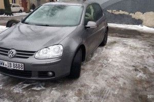 Луцькі «муніципали» цілий день «паслися» біля дитячої поліклініки