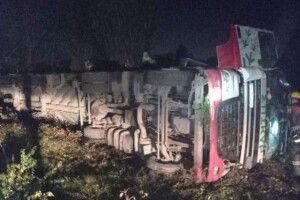 Водій заснув за кермом: на Волині перекинулася вантажівка (Фото)