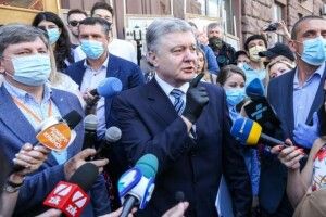 Прокурори намагались вручити Порошенку підозру