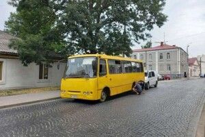 У Луцьку під час руху у маршрутки відлетіло колесо