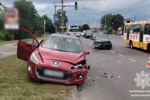 У Луцьку розтрощені дві автівки: ДТП на Ковельській