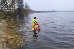 На Волині рятувальники вчились працювати в крижаній воді (Фото)