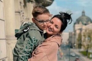 Оля Цибульська зробила каре з чубчиком і дозволила пофарбувати синові волосся (Фото)
