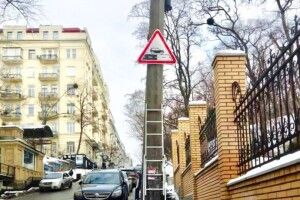 У Києві почали встановлювати досі небачені в Україні дорожні знаки «Зміна покриття»