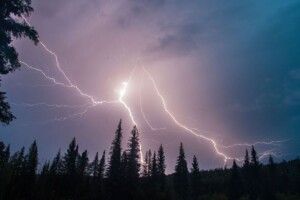 На Рівненщини блискавка вдарила двох людей
