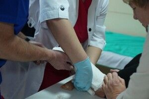 Йшла в магазин – опинилася в гіпсі: як луцький травмпункт справляється з напливом пацієнтів (Відео)