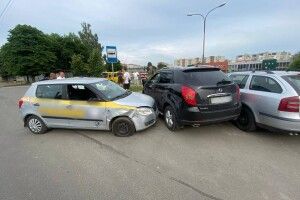 У Луцьку охоронець викрав з підприємства машину і влетів нею у три автівки