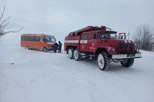 Рятувальники Іваничівщини 2 години витягали зі снігової пастки авто батька з трьома дітьми (Відео) 