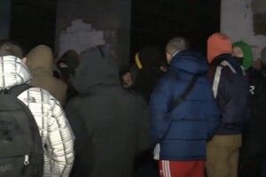 ОПЗЖ і  Офіс Зеленського замовляють «тітушок» для мітингів через соцмережі