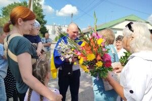 Захисника з Ковельщини, який повернувся з полону, зустрічала вся громада