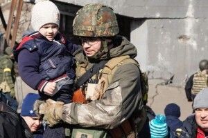 Тотальне зло прийшло на нашу землю: Порошенко показав, як рік тому під обстрілами люди рятувались з Ірпеня