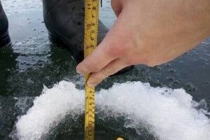 На Рівненщині професор з аспірантом впродовж трьох днів робили в кризі лунки і міряли глибину озер (Фото)
