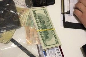 Спіймали на хабарі… захисника суспільної моралі!