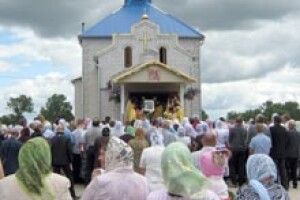 ЗВЕЛИ ХРАМ У ЦЕНТРІ СЕЛА