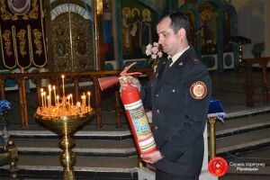 У Рівному майор примірявся вогнегасником до свічок у храмі (фото)