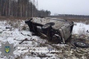 На трасі Київ-Ковель перекинувся бус: четверо постраждалих, з них троє – діти (фото)