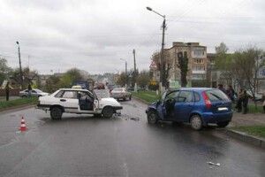 У Рівному не роз’їхалися три ВАЗи