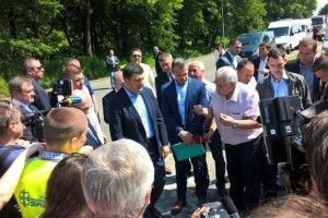 Гройсман проїдеться колись найгіршою дорогою Західної України