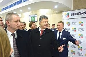 ПОРОШЕНКО ТАКИ ПРИЛЕТІВ У РІВНЕ. НА 20 ХВИЛИН...