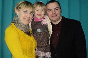 ЗА СУРДОПЕРЕКЛАДАЧА У РОДИНІ ПЕРЕСЕЛЕНЦІВ ІЗ ГОРЛІВКИ — П’ЯТИРІЧНА ДОНЬКА