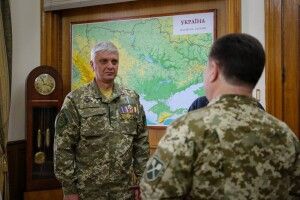 Сивочолий 50-річний прапорщик одержав погони молодшого лейтенанта (фото)