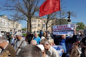 Буцегарня по них плаче: пенсіонери з червоними прапорами вимагали зупинити «криваву АТО»