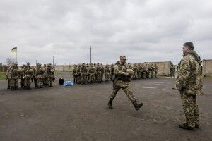 Порошенко нагородив орденами та медалями 157 військових
