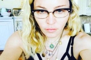 «Мадонна? – А чим доведете?!» – поп-діві тиждень відмовляються видавати посилку