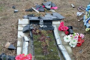 У Старих Кошарах на Волині чоловік розбив на цвинтарі 20 пам'ятників (фото)