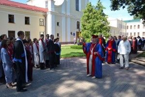Легендарний Іван Драч вручив дипломи випускникам Острозької академії (Фото)